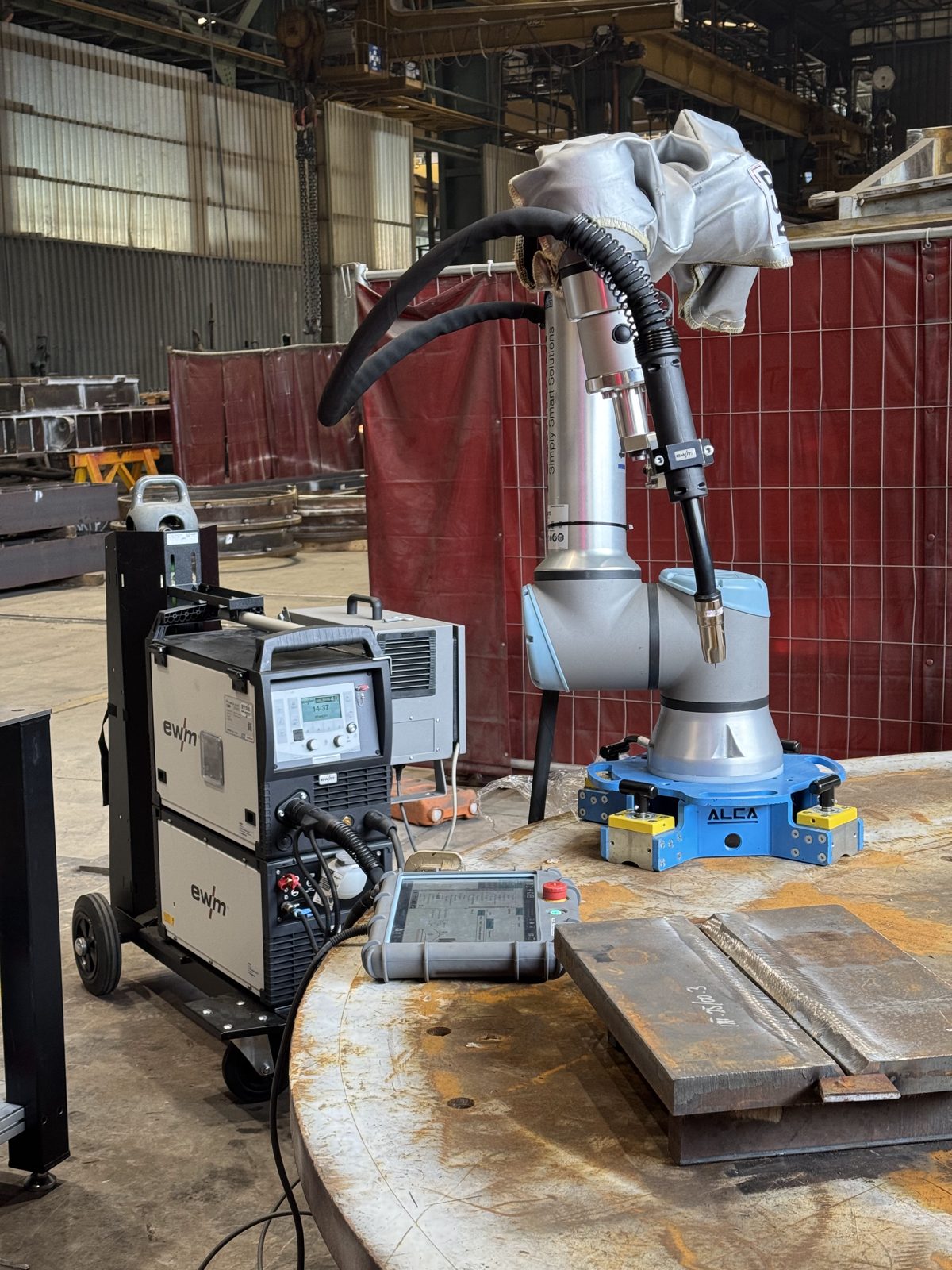 Cobot di saldatura compatto ALCA con generatore EWM